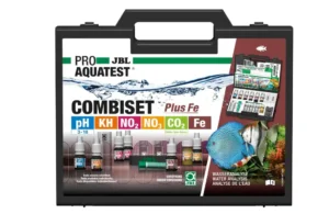 Photo de la mallette de tests en gouttes JBL Combi Set + Fer ouverte. C'est l'outil indispensable pour mesurer les nitrites (NO2) lors du démarrage du cycle de l'azote en aquarium naturel low-tech.