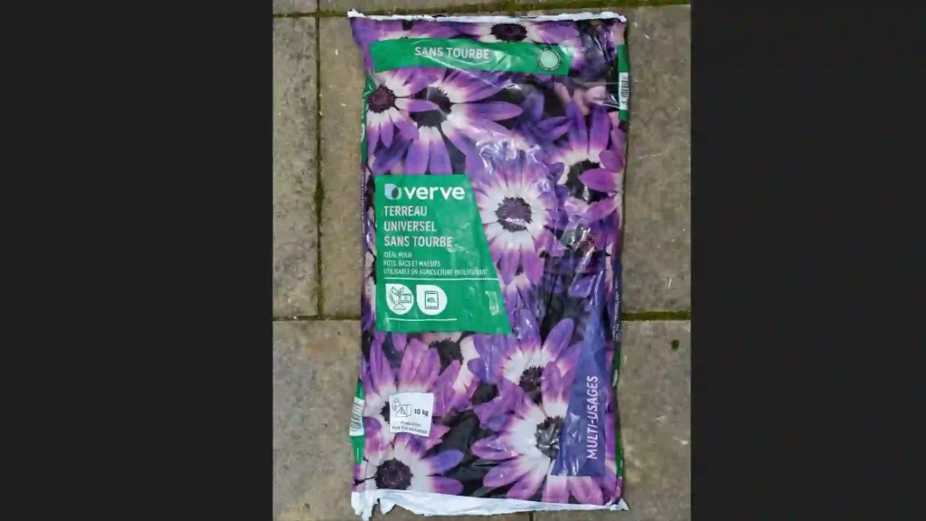 Sol nutritif aquarium réalisé avec un sac de terreau universel bio sans engrais ajoutés pour la méthode Walstad.