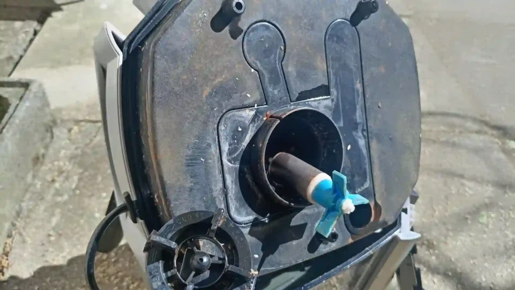 Filtre externe d'aquarium ouvert montrant la turbine bleue pièce clé à vérifier en cas de panne de pompe ou de perte de débit.