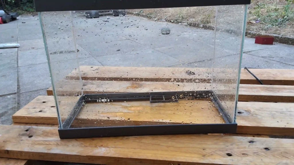 Mon aquarium d'occasion rincé et propre, prêt à être relancé en Low-tech
