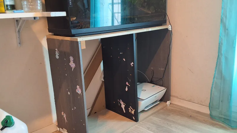 Meuble fait maison renforcé pour un aquarium 120 litres